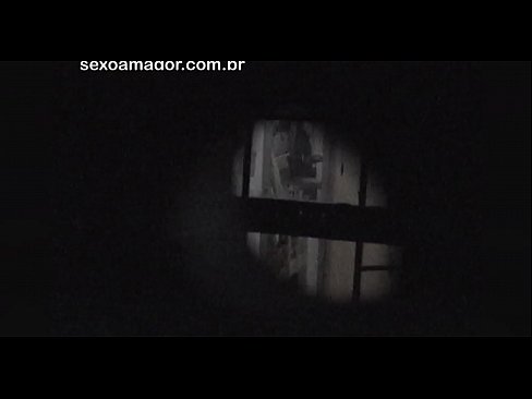 ❤️ Blondie wordt stiekem gefilmd door een voyeur uit de buurt, verstopt achter holle bakstenen ️ Fucking video at us ☑
