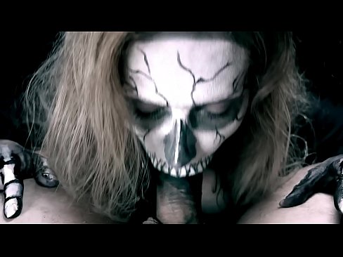 ❤️ Demon girl zuigt pik met haar zwarte mond en slikt sperma. ️ Fucking video at us ☑